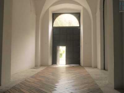 Da qui, aperto un grosso portone, ci troviamo finalmente nell�edificio principale, il cui pavimento � costituito da un parquet originale dell�epoca